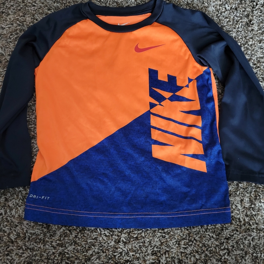 Boys size 6 Nike long sleeve tee